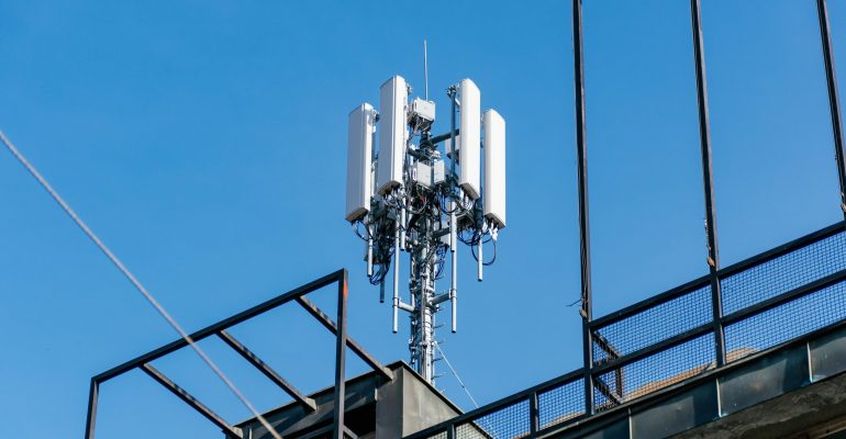 mobile-network-cell-tower-in-city-4g-5g-communicat-RAY99VW