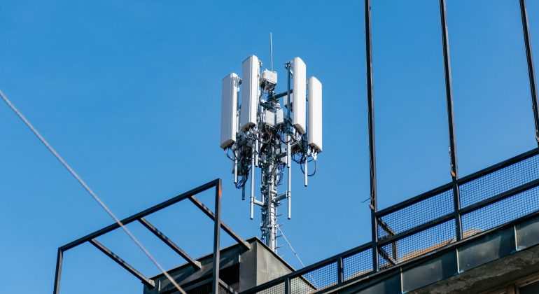 mobile-network-cell-tower-in-city-4g-5g-communicat-RAY99VW